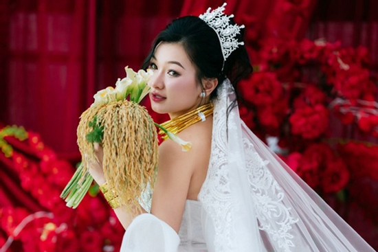 Bó hoa cưới độc lạ của cô dâu miền Tây gây sốt cõi mạng