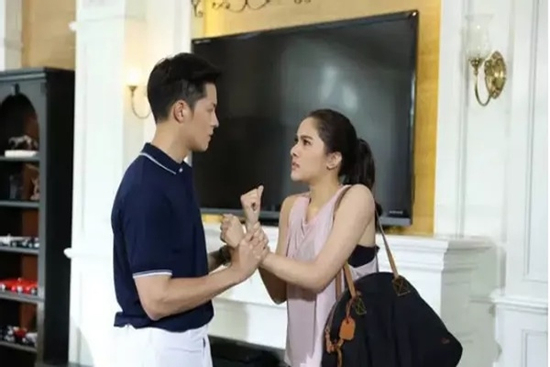 Thấy vợ cũ hối hả xách cặp lồng vào viện, tôi âm thầm bám theo để rồi chết đứng trước danh tính người nằm trên giường bệnh