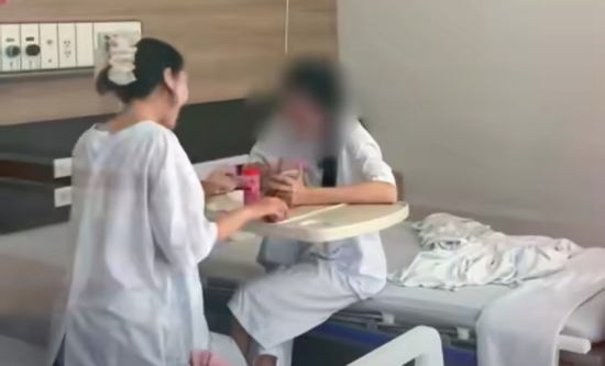 Cái nắm tay lạc quan của hai cô gái tuổi đôi mươi trong phòng bệnh ung thư