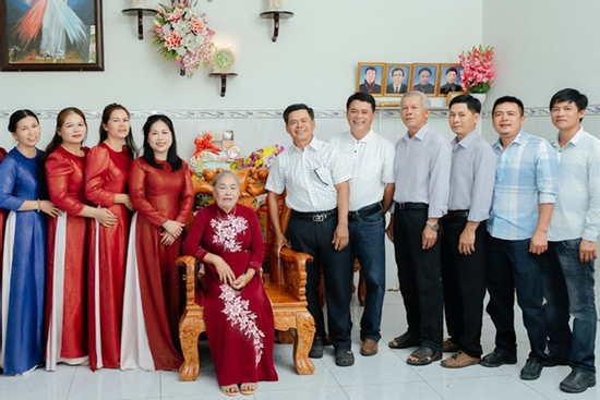 Nhớ lời cha trăng trối, 14 anh em ở An Giang hết lòng hiếu thuận với mẹ già