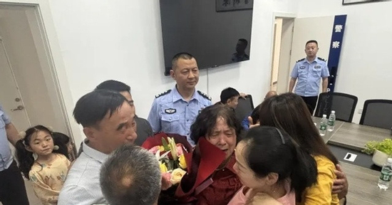 Bức thư cầu cứu của người con giúp mẹ 70 tuổi tìm lại họ hàng sau nửa thế kỷ