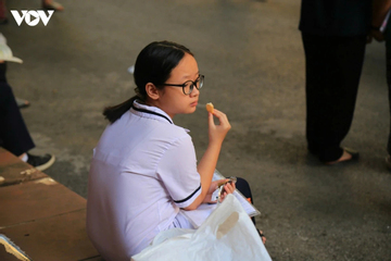 Con thi vào lớp 10 chuyên, phụ huynh bật khóc chia sẻ về hành trình con đã đi qua