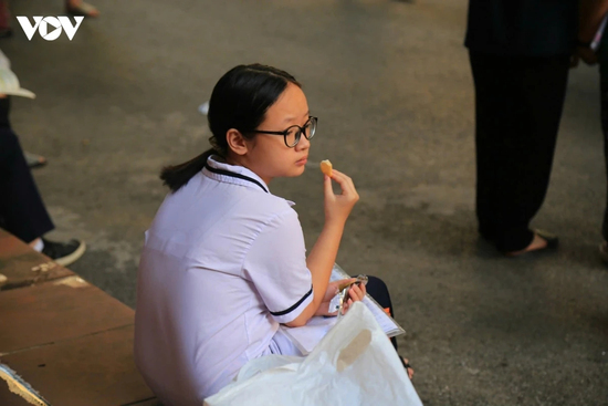 Con thi vào lớp 10 chuyên, phụ huynh bật khóc chia sẻ về hành trình con đã đi qua