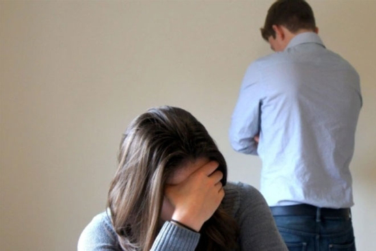Đến thăm con sau 3 năm ly hôn, nhìn tấm ảnh trên ban thờ tôi quỳ xuống xin lỗi vợ cũ