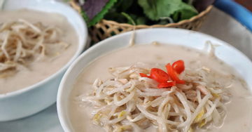 Món 'nửa nộm, nửa bánh đúc' giá 25.000 đồng, khách ưa thích trong ngày hè Hà Nội