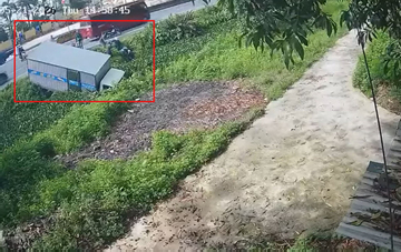 Video: Khoảnh khắc ô tô tải quay đầu ‘thần tốc’, húc văng xe máy xuống mương