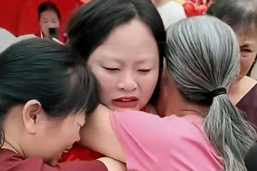 Chỉ vì làm vỡ chai sữa tắm, bé gái 9 tuổi bỏ nhà đi rồi mất tích suốt 22 năm: Ngày đoàn tụ khiến cả gia đình bật khóc