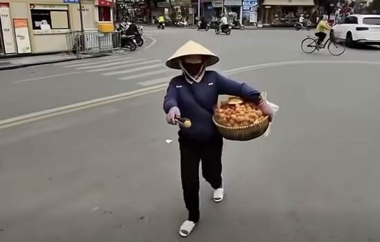 Xác minh người bán rong 'chặt chém' khách Tây 430.000 đồng 10 chiếc bánh rán