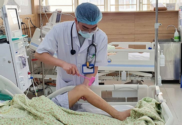 Bất lực vì mẹ bỏ thuốc ở bệnh viện, tin 'thần y mạng' hơn bác sĩ