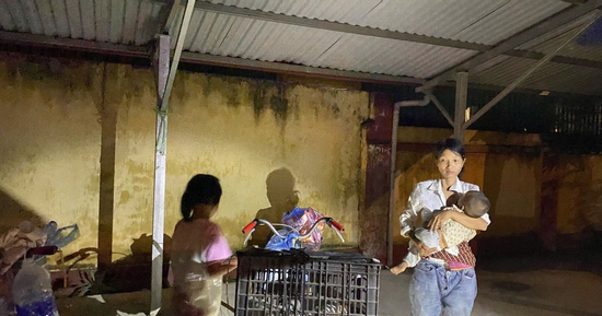 Bé chưa đầy 1 tuổi theo mẹ trú mưa bên đường giữa đêm ở Lào Cai: Câu chuyện phía sau khiến nhiều người xót xa