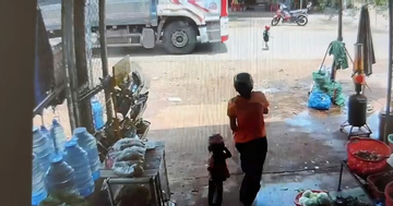 Bé trai 3 tuổi bị xe tải tông tử vong khi chạy qua đường