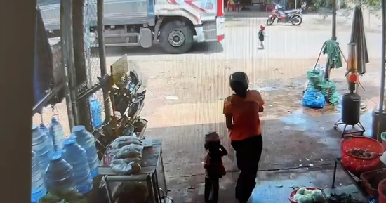 Bé trai 3 tuổi bị xe tải tông tử vong khi chạy qua đường