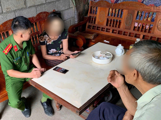 Đôi vợ chồng mời hàng xóm tham gia 'hợp đồng kỳ nghỉ' để tiền đẻ ra tiền