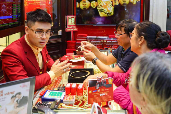 Giá vàng giảm 'điên cuồng', nhà đầu tư có nên bán cắt lỗ?