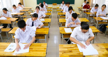 Hơn 5.300 thí sinh vắng thi tốt nghiệp môn Văn, 12 em bị đình chỉ buổi đầu tiên