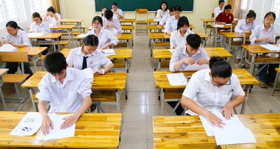 Hơn 5.300 thí sinh vắng thi tốt nghiệp môn Văn, 12 em bị đình chỉ buổi đầu tiên