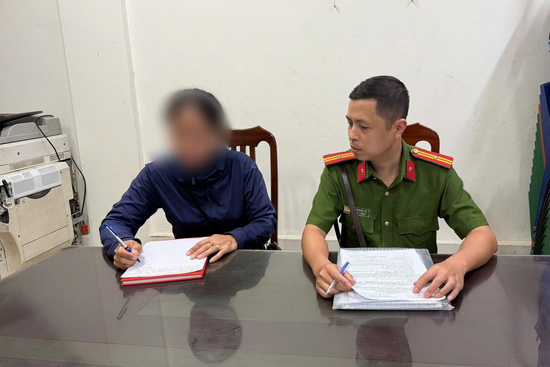 Xử phạt người bán hàng rong 'chặt chém' khách Tây 10 chiếc bánh rán