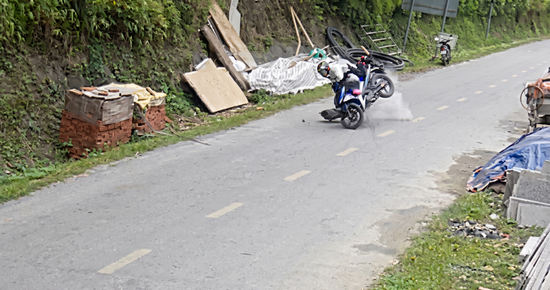 Đá lở từ vách núi ở Cao Bằng, rơi trúng người đi xe máy