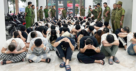 Đột kích ‘đại bản doanh’ lừa đảo mạng của 83 người nước ngoài ở TPHCM