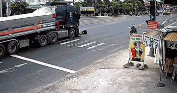 Người đàn ông rẽ trái bị xe container “nuốt trọn”: Diễn biến sau đó hé lộ tình huống khó tin
