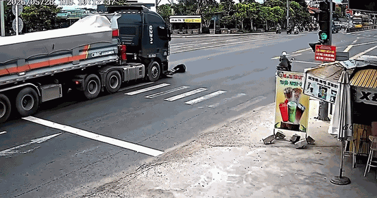 Người đàn ông rẽ trái bị xe container “nuốt trọn”: Diễn biến sau đó hé lộ tình huống khó tin