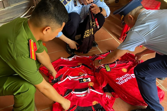 Người phụ nữ bị xử phạt vì bày bán 7 bộ quần áo giả nhãn Manchester United