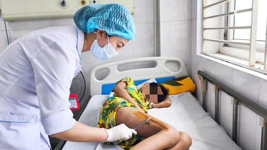 Sốt cao, đau chân, bé trai 11 tuổi suýt tàn phế vì tụ cầu vàng