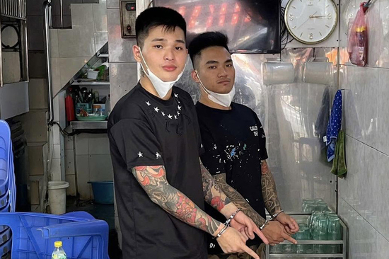 Vụ vác điếu cày đánh người trên phố Hà Nội: Nghi can thứ 2 ra đầu thú