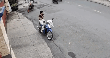 Camera ghi cảnh cướp giật táo tợn, công an nhanh chóng bắt 2 nghi phạm