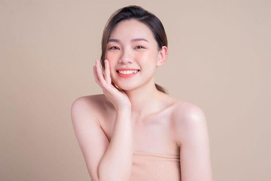 Da dễ sạm, đổ dầu và nổi mụn mùa Hè? Đây là những cách giúp làn da sáng khỏe hơn mỗi ngày