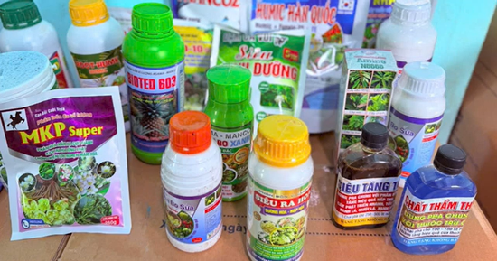 Khởi tố hai người sản xuất hàng chục tấn phân bón, thuốc bảo vệ thực vật giả