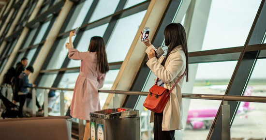 2 năm đổ mồ hôi nơi đất khách, tôi chết lặng nhìn diện mạo mới của vợ ở sân bay