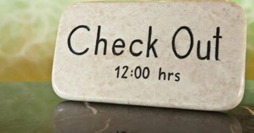 Tại sao khách sạn cho nhận phòng lúc 14h nhưng lại yêu cầu trả phòng lúc 12h? Khách hàng có thiệt không?