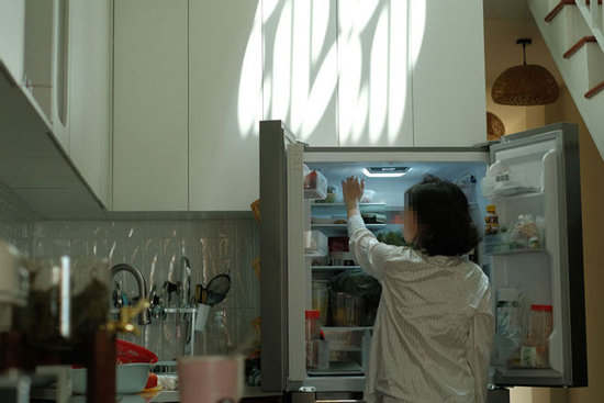 Đến thăm con gái, người phụ nữ rơi nước mắt khi mở tủ lạnh nhà thông gia giàu