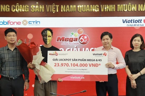 Nhân viên văn phòng Gen Z trúng độc đắc Vietlott gần 24 tỷ nói gì khi nhận giải?