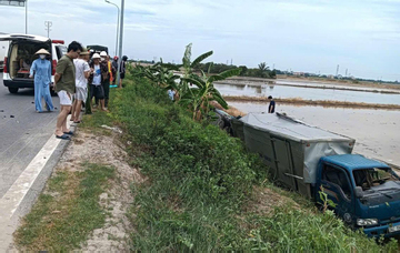 Tài xế dương tính ma túy lái taxi húc bay xe tải xuống vệ đường