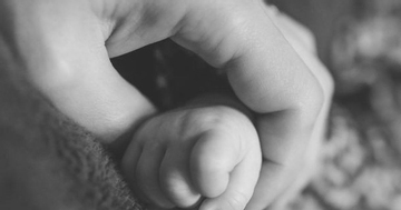 Bé gái 2 tuổi liên tục kêu đau họng rồi tử vong thương tâm: Cuộc gọi giữa giờ làm khiến người mẹ chết lặng khi thấy cảnh tượng này
