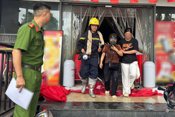 Cháy siêu thị ở Hà Nội, khói dày đặc, người mắc kẹt phải lên sân thượng lánh nạn