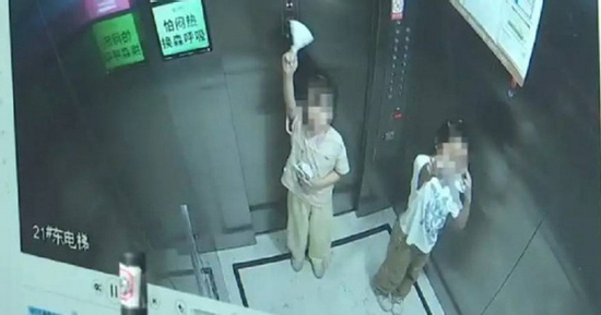 Mắc kẹt trong thang máy, 2 bé gái cầu cứu 35 lần và cái kết