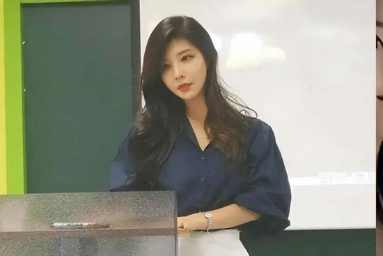 Nữ giảng viên “xinh như búp bê” mang váy ngắn bốt cao lên giảng đường 