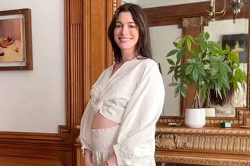 Anne Hathaway mang thai con thứ 3 ở tuổi 43