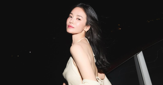 Diễn viên Song Hye Kyo khoe lưng trần táo bạo, đẹp như nữ thần ở tuổi 45