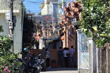 Phát hiện thi thể bé gái sơ sinh trong túi xách trước cổng chùa
