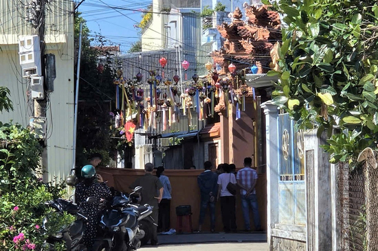 Phát hiện thi thể bé gái sơ sinh trong túi xách trước cổng chùa