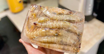 Cách bảo quản tôm trong tủ lạnh tươi ngon như mới, không bị đen đầu