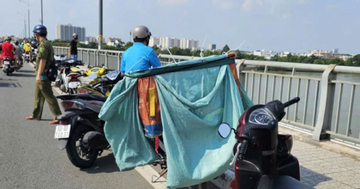 Dừng xe giữa cầu Hóa An, nam shipper bất ngờ lao xuống sông mất tích: Tiếng gọi con xé lòng của người mẹ