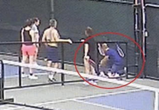 Người đàn ông 51 tuổi bất ngờ ngã xuống sân, tử vong khi đang chơi pickleball