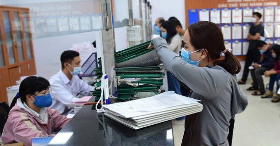 Nữ cán bộ yêu cầu 2 con cụ 97 tuổi lên trung tâm làm ủy quyền là đúng hay sai?