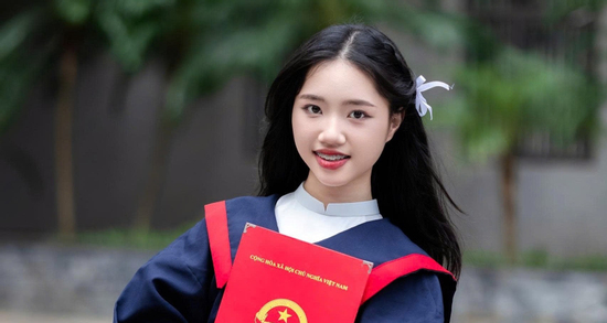 Nữ sinh Hà Nội giành 'cú ăn ba' thủ khoa thi lớp 10 chuyên Văn
