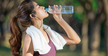 Bác sĩ cảnh báo thói quen bù nước phản tác dụng ngày nắng nóng